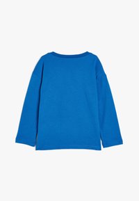 Langärmliges Hemd aus lebhaftem blauen Baumwollstoff, mit Rundhalsausschnitt und lässiger Passform. Glatte Textur ohne sichtbare Muster oder Details.
