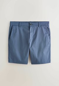 Shorts bleus sur mesure avec fermeture par bouton et fermeture éclair, passants pour ceinture et poches latérales sur un fond clair.