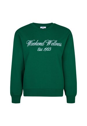 Groene sweatshirt met lange mouwen, ronde hals en geribbelde boorden. Heeft "Weekend Wellness" en "Est. 1923" in het wit geborduurd.