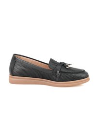 Zwarte geperforeerde loafers met een ronde neus, plat rubberen zool en een decoratieve lintaccent aan de voorkant. Gladde leer structuur.