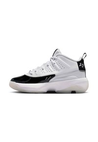 Chaussures de sport noir et blanc avec un embout brillant noir, des panneaux en maille, une doublure rembourrée autour du col et une semelle en caoutchouc blanc.
