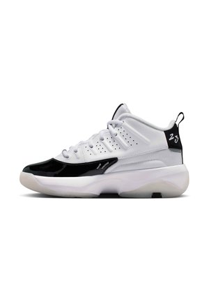 Chaussures de sport noir et blanc avec un embout brillant noir, des panneaux en maille, une doublure rembourrée autour du col et une semelle en caoutchouc blanc.