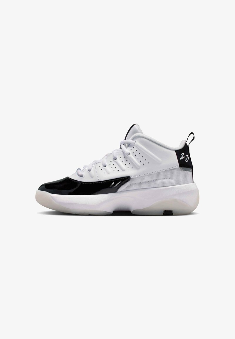 Zapatillas deportivas en blanco y negro que cuentan con una puntera negra brillante, paneles de malla, acolchado alrededor del collar y una suela de goma blanca.