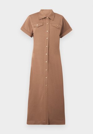 BARNA, RÖVID UJJÚ, GOMBOS RUHA KERESZTÜL KOLLEGIUMMAL, KÉT MELLZSEBBEL ÉS ARANY SZÍNŰ GOMBOKKAL, SIMA, RUGALMAS ANYAGBÓL KÉSZÜLT.