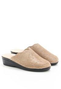 Zoccoli in tessuto beige con una parte superiore testurizzata e design slip-on. Suole in gomma nere e solette beige morbide. Punta arrotondata e bordi ondulati.