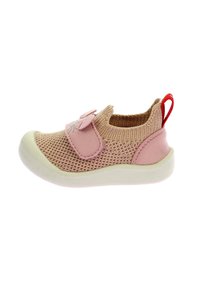 Zapatilla infantil de malla rosa con una suela de goma blanda, que cuenta con una superposición de correa decorativa y una tira roja en el talón.