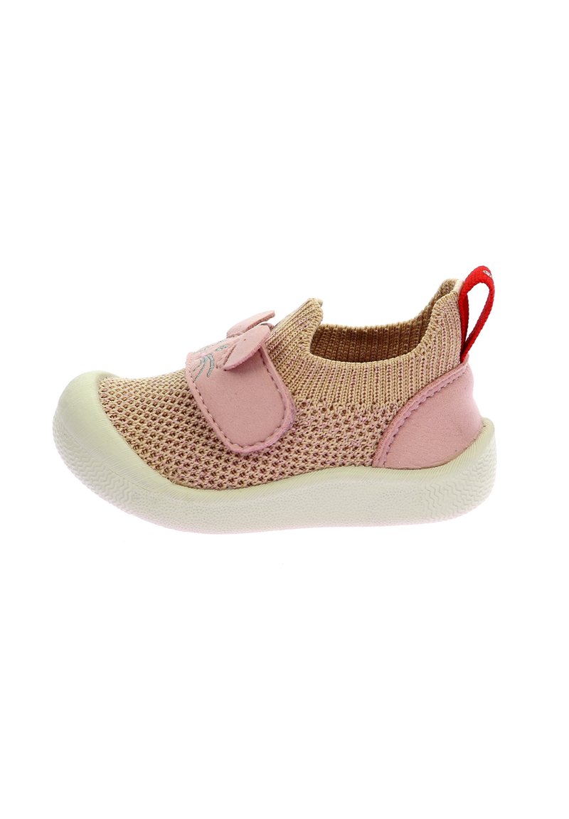 Zapatilla infantil de malla rosa con una suela de goma blanda, que cuenta con una superposición de correa decorativa y una tira roja en el talón.