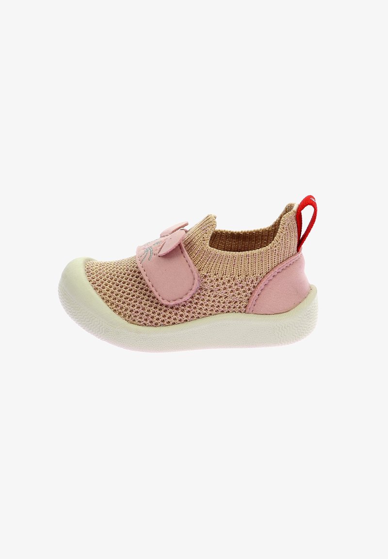Zapatilla infantil de malla rosa con una suela de goma blanda, que cuenta con una superposición de correa decorativa y una tira roja en el talón.