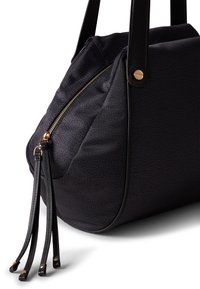 Borsa nera con texture, dotata di una cerniera dorata, manici in pelle e un distintivo dettaglio con nappina. Progettata con una forma arrotondata e morbida.