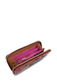 Bruine portemonnee met kleurrijk bloemenpatroon, gestructureerde buitenkant, roze binnencompartimenten, ritssluiting en merkteken.