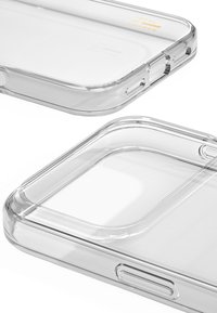 Gjennomsiktig mobildeksel med avrundede kanter og blank finish. Merkbare detaljer inkluderer utskjæringer for porter og en preget logo.