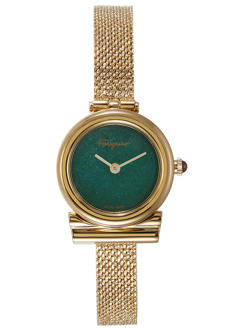 Montre avec bracelet en maillon doré, présentant un cadran rond en pierre verte avec des aiguilles des heures et des minutes blanches, et une couronne ornée d'un petit bijou.