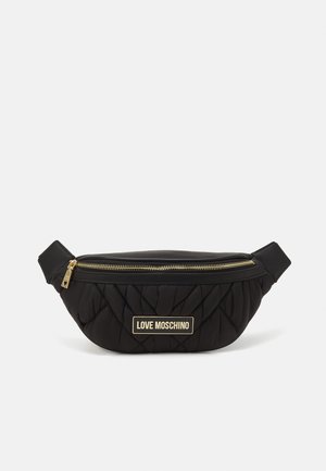 Czarna pikowana materiałowa nerka z złotym zamkiem błyskawicznym i tabliczką z logo "Love Moschino" z przodu na białym tle.