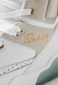 Patrick Ewing 33 HI X LAURENS - Ψηλά αθλητικά παπούτσια - white/pale gold