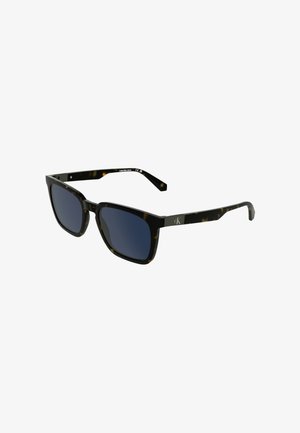 Zonnebril met een montuur in schildpadmotief, vierkante glazen, donkerblauwe tint en grijze metalen details aan de pootjes.