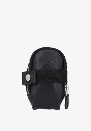 Czarna skórzana saszetka o gładkiej fakturze, srebrny zamek błyskawiczny oraz czujny elastyczny pasek z zatrzaskiem zapewniającym bezpieczne zamknięcie.