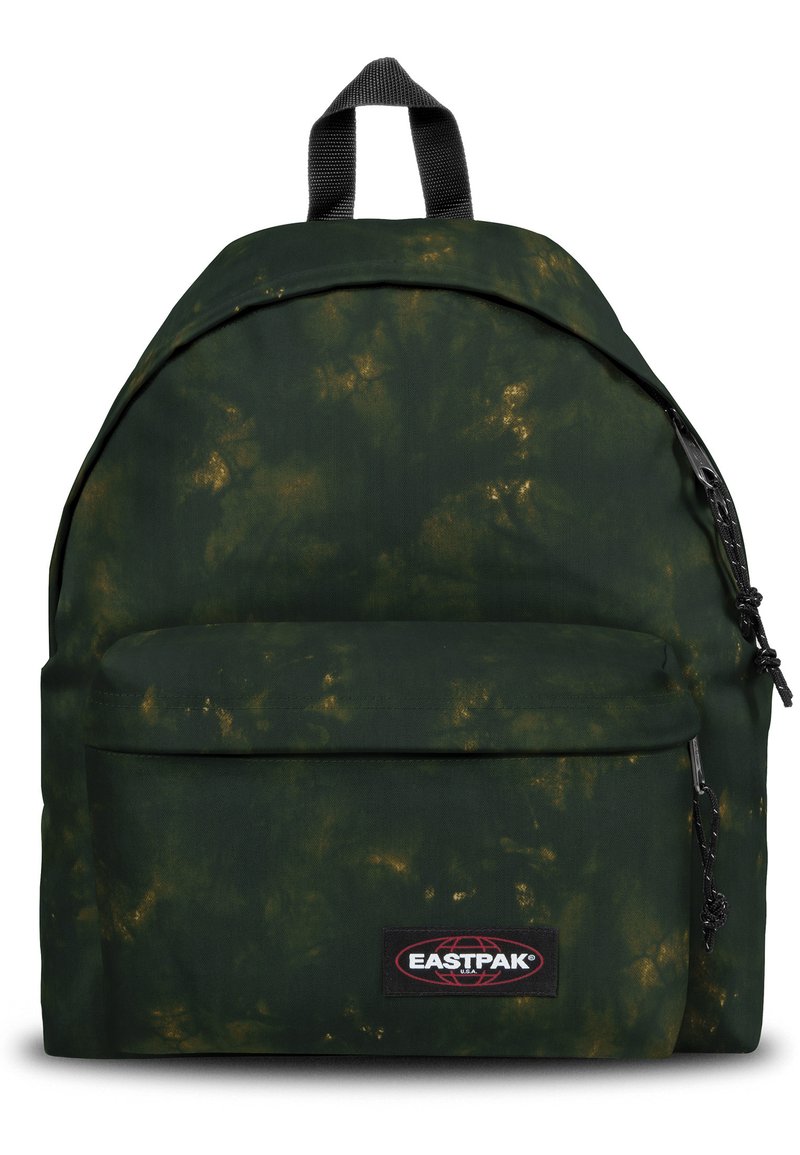 Tmavě zelený batoh se světle zlatým skvrnitým vzorem. Obsahuje přední zipovou kapsu, polstrované ramenní popruhy a logo Eastpak.