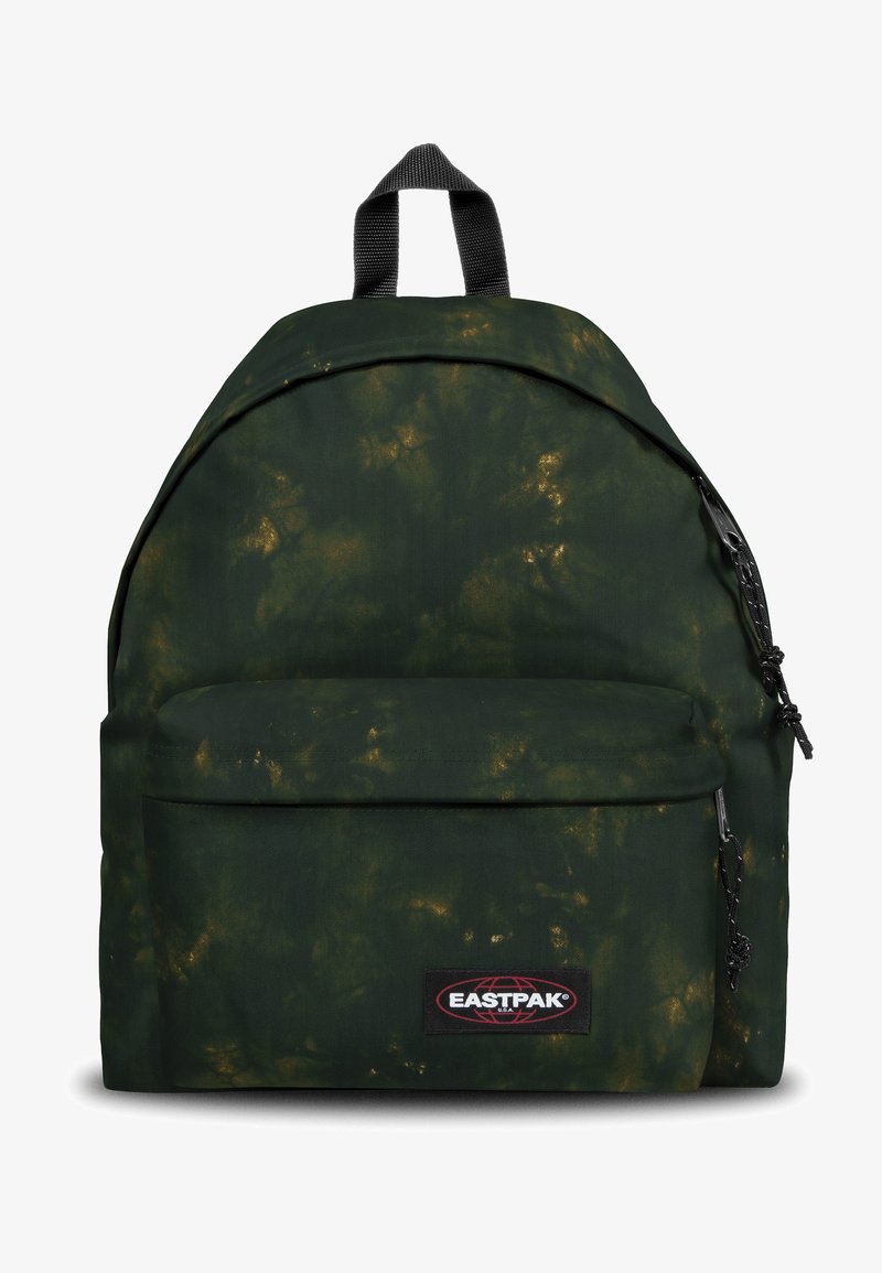 Tmavě zelený batoh se světle zlatým skvrnitým vzorem. Obsahuje přední zipovou kapsu, polstrované ramenní popruhy a logo Eastpak.