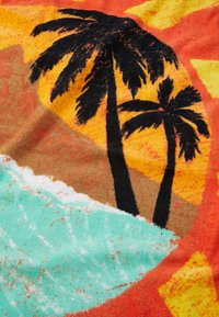 Katoenen strandhanddoek met een levendig zonsondergangontwerp in oranje en gele tinten, zwarte silhouetten van palmbomen en turquoise oceaan golven.