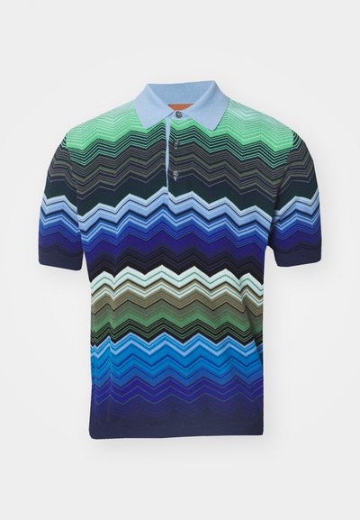 Polo krekls ar zigzaga rakstu zaļā, zilā un tumši zila toņos. Aprīkots ar gaiši zilu apkakli un trīs pogu atvēršanu.