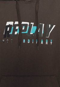 Felpa marrone con un motivo grafico a contrasto della scritta "REPLAY" nei colori bianco, nero e teal. Comprende cordini e una tasca frontale.