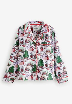 Camisa de pijama de algodón con un estampado festivo de Santa, árboles y escenas navideñas en verde, rojo y rosa, con ribete rojo y diseño de botonadura.