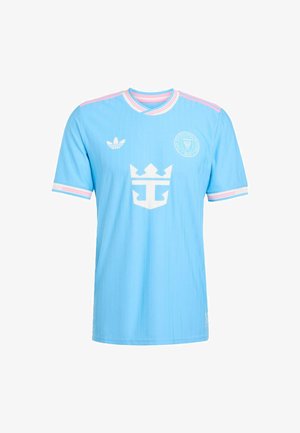 Ljusblå idrottströja med vita detaljer, med rund hals, korta ärmar, en kronlogotyp och vertikal ribbad textur.