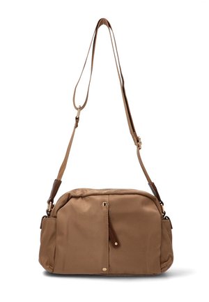 Bolso de hombro de nylon marrón con forma rectangular, textura suave, correa ajustable y bolsillo frontal con cremallera y tirador de cuero.