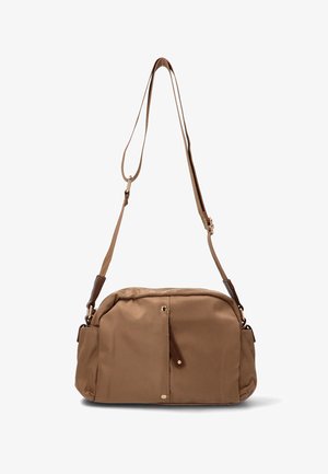 Bolso de hombro de nylon marrón con forma rectangular, textura suave, correa ajustable y bolsillo frontal con cremallera y tirador de cuero.