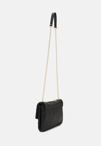 Bolso bandolera de cuero negro con textura acolchada, correa de cadena dorada y cierre con solapa. Presenta un acabado suave y forma rectangular.
