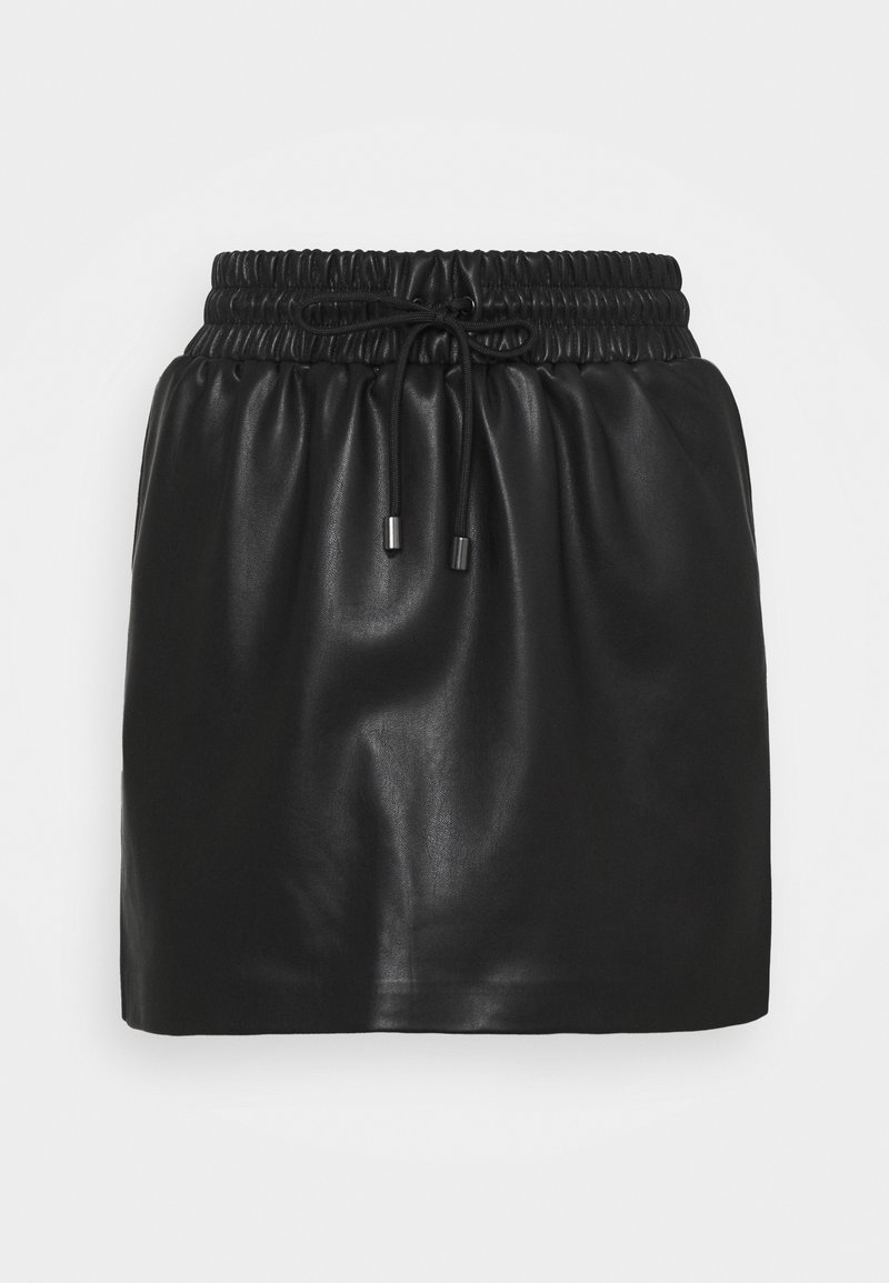 Svart läderminikjol med elastisk midja och justerbar snörning. Har en slät yta och en enkel, minimalistisk design.