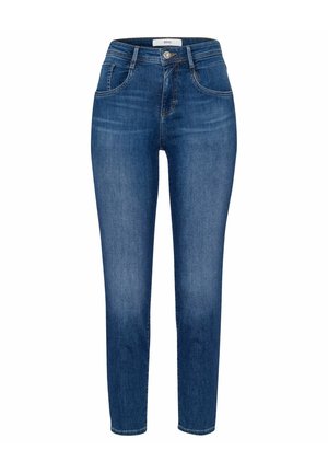 Niebieskie damskie jeansy o wąskim kroju, z zapięciem na guziki z przodu, szlufkami na pasek oraz przednimi kieszeniami, prezentowane na białym tle.