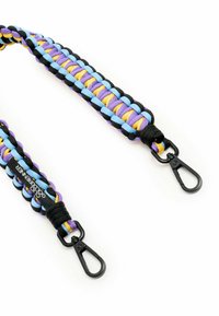 Laisse pour chien en paracorde tressée de couleur violette, noire, jaune et bleu clair. Équipée de clips en m étal noir pour l'attache. Design durable et texturé.