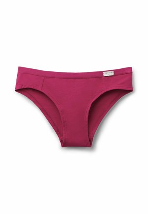 Růžové bavlněné dámské kalhotky ve stylu bikin s malou bílou značkovou etiketu na pasu na bílém pozadí.