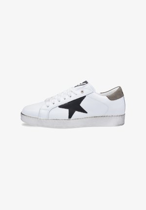 Zapatilla de piel blanca con una gran estrella negra en un lado, acentos de ante gris en el talón, cordones blancos y suela blanca texturizada.