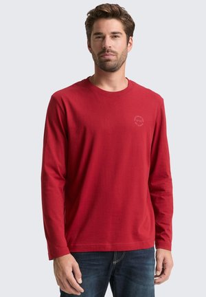 Rode longsleeve t-shirt van zachte katoen met een ronde hals. Heeft een subtiele logoafdruk in een lichtere tint op de borst.