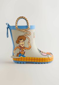 Børns regnstøvle med Woody og Bullseye figurer, blå sål, gul og rød ternet kant og løkke af reb.