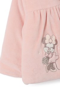 Lichtroze fleecetop met een geraffineerde zoom en een geborduurd personageontwerp met een strik. Zachte, gestructureerde stof met een cosy gevoel.