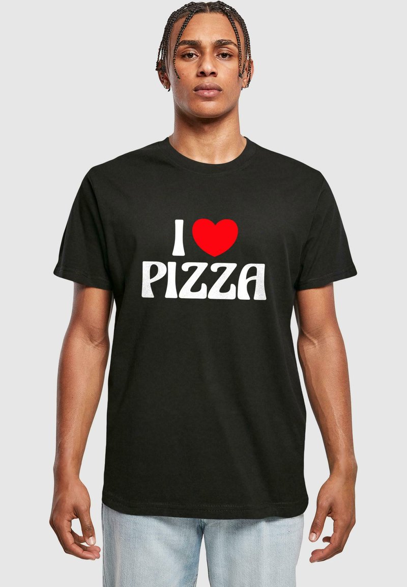 Melns kokvilnas T-krekls ar īsām piedurknēm, ar uzrakstu "Es ❤️ PIZZA" baltā un sarkanā krāsā. Taisna piegriezuma ar apaļu kakla izgriezumu.