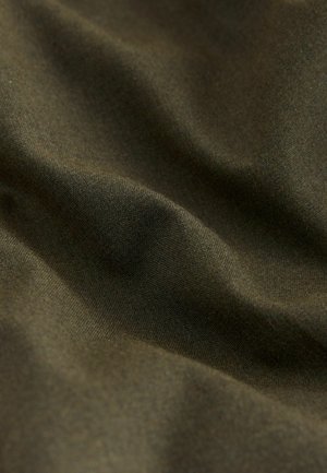 Donkergroen olijfkleurige stof met een zachte, textuurrijke oppervlakte, met zachte golven en plooien, wat een lichte, geweven uitstraling geeft.