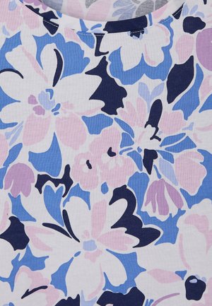 Primer plano de tela con un gran patrón floral en tonos pastel rosa, azul, lavanda y azul marino sobre un fondo blanco.