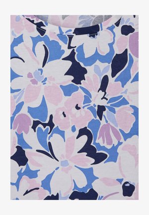 Primo piano di tessuto con motivo floreale ampio nei toni pastello del rosa, blu, lavanda e blu navy su sfondo bianco.