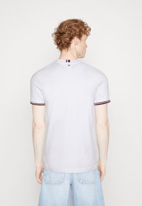 Tommy Hilfiger LOGO TIPPED TEE - T-shirt - bas - white