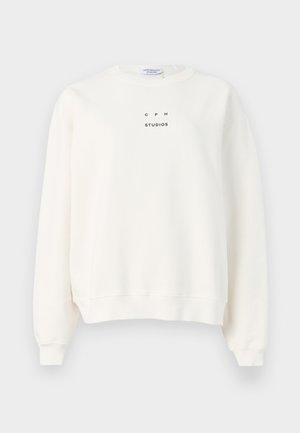 Weißes Baumwoll-Sweatshirt mit Rundhalsausschnitt, überschnittenen Schultern und einem kleinen schwarzen "CPH STUDIOS"-Logo in der Mitte der Brust.
