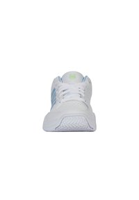 Valkoinen urheilujalkine sinisin yksityiskohdin, jossa on teksturoitu pohja, rei'itetty päällinen ilmanvaihtoa varten ja pyöräinen logo kielellä.