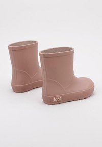 Stivali di gomma rosa corti con suola grigia testurizzata, punta arrotondata e superficie liscia, con un logo sul lato.