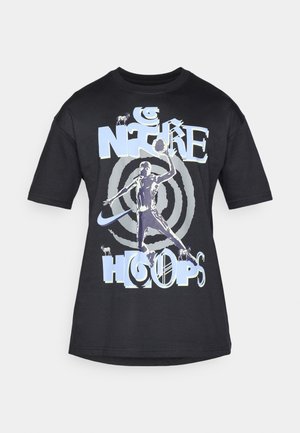 T-shirt in cotone nero con una stampa grafica di un giocatore di basket, il testo "NIKE HOOPS" e un design circolare in blu chiaro e grigio.