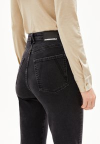ARMEDANGELS MAIRAA COMFORT - Vaqueros slim fit - black washed authentic