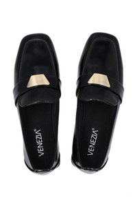 Zwarte leren loafers met een vierkante neus, brede band en een metalen driehoekaccent aan de voorkant. Gladde textuur en gevoerd voetbed.