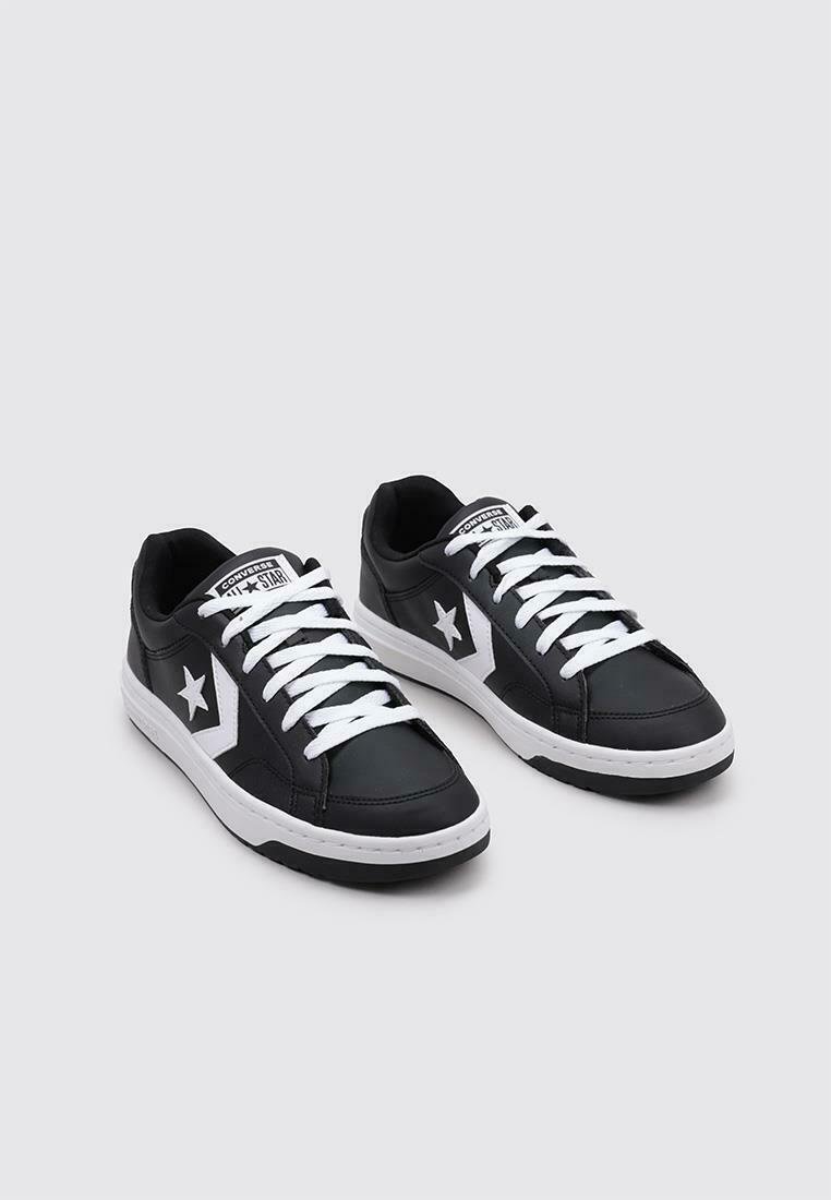 Baskets en cuir noir avec des lacets et des détails blancs. Présentent un logo en étoile sur le côté et une semelle en caoutchouc texturée. Design bas.